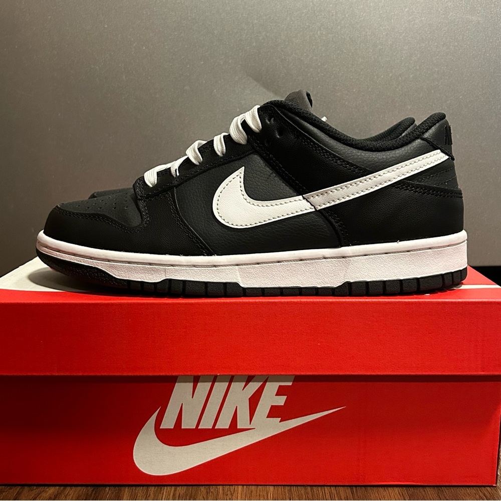 Nike Women's Black White Low-Top Sneakers
